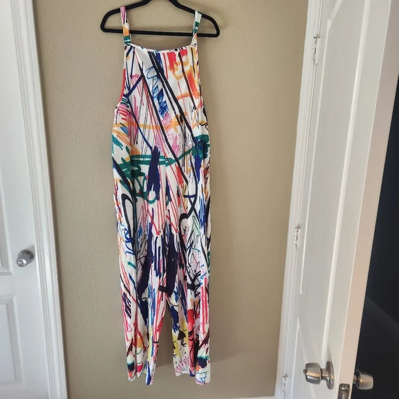 White and green doodle sleeveless jumpsuit. Two pockets in the front. Ne… - Picture 3 of 10